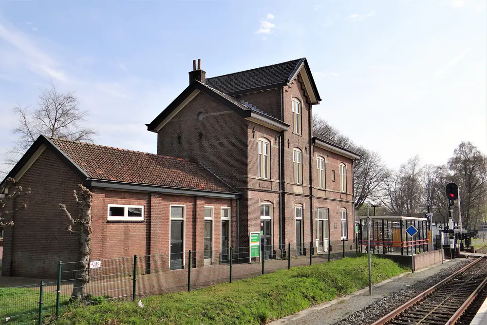 Het oude stationsgebouw van Aalten langs het spoor: vergelijk de rijscholen in Aalten