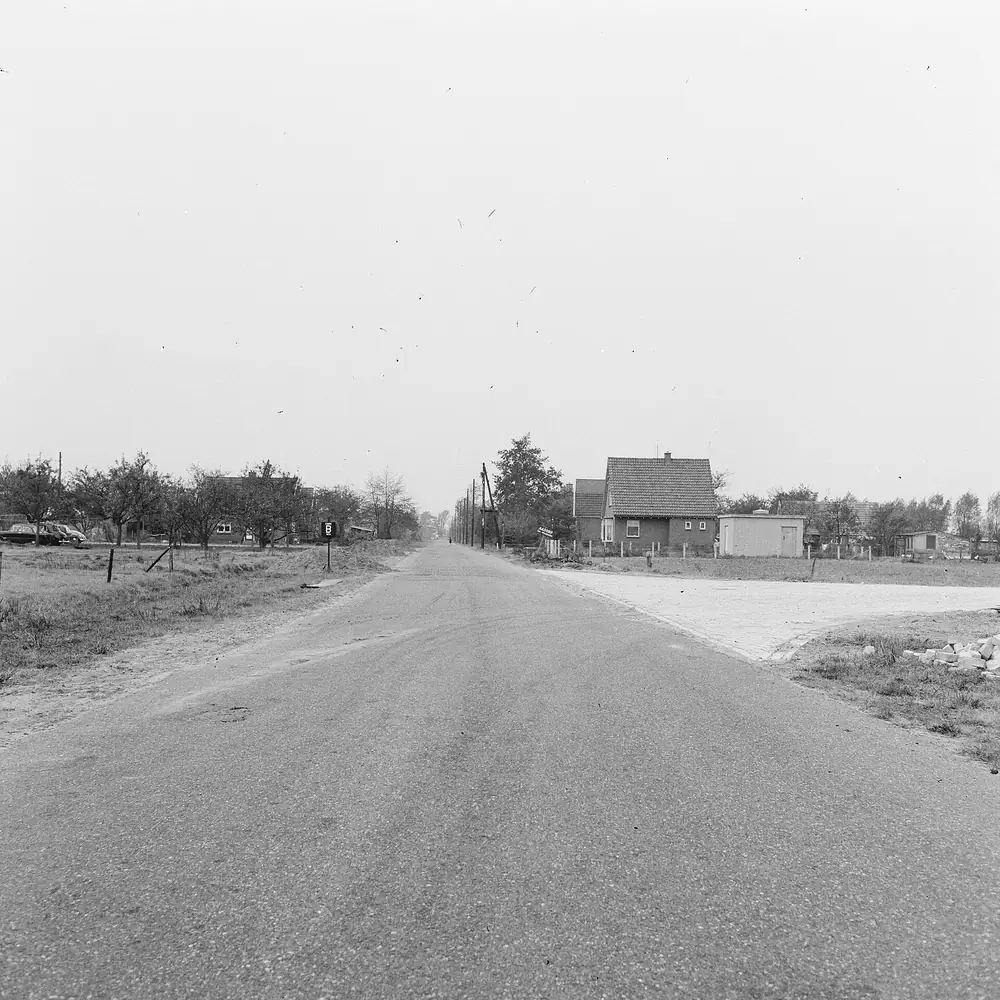 De aanleg van een weg bij Aadorp op een oude foto, waar je de rijscholen in Aadorp kunt vergelijken