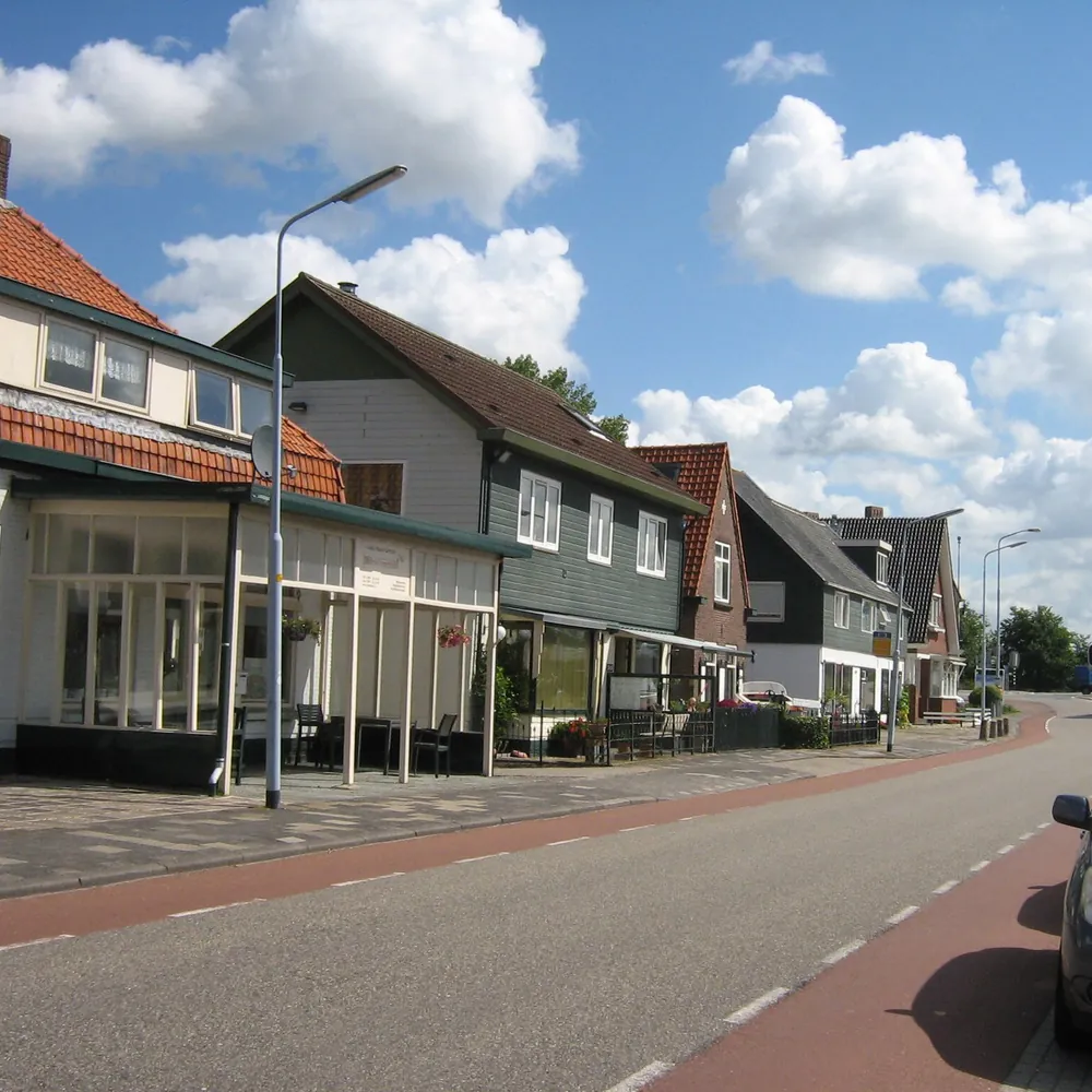 Een straat in Aalsmeerderbrug, waar je de rijscholen in Aalsmeerderbrug kunt vergelijken