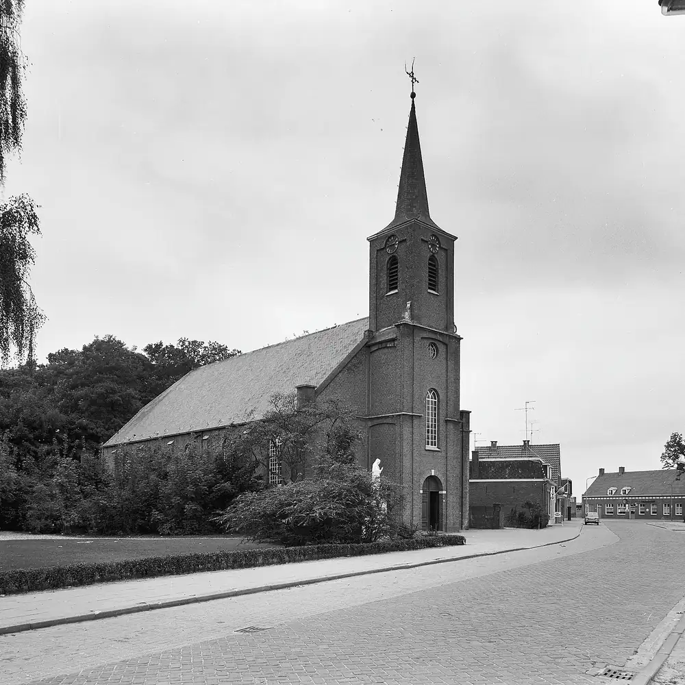De kerk van Achtmaal op een oude foto: vergelijk de rijscholen in Achtmaal