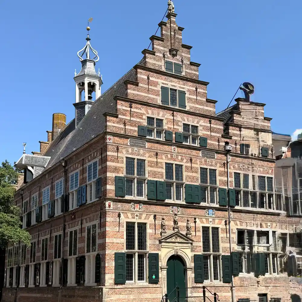 Een historisch gebouw in de binnenstad van Alkmaar, waar je de rijscholen in Alkmaar kunt vergelijken