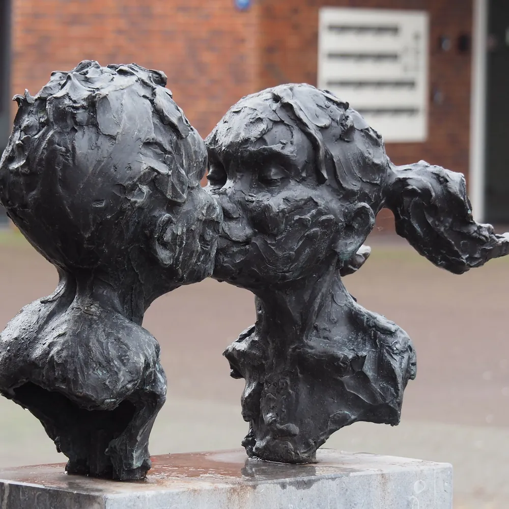Een bronzen beeld in Appingedam, waar je de rijscholen in Appingedam kunt vergelijken