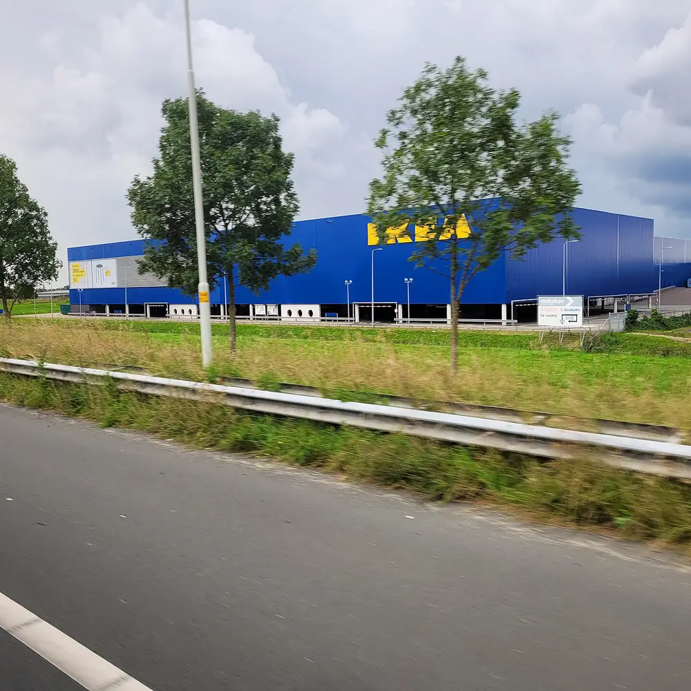 Een bedrijventerrein langs de snelweg in Barendrecht: alle rijscholen in Barendrecht op een rij