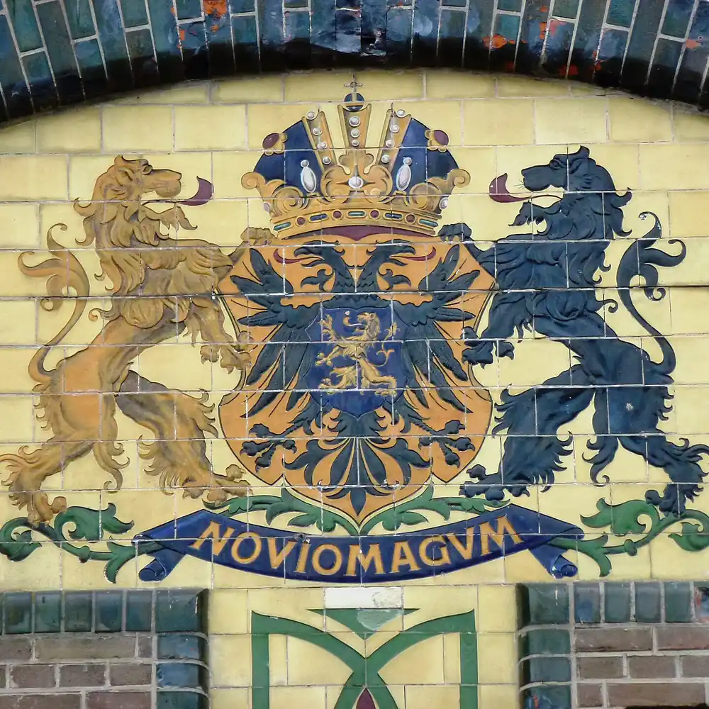 Tegeltableau met een stadswapen (Noviomagum) in Beek-Ubbergen: alle rijscholen in Beek-Ubbergen op een rij