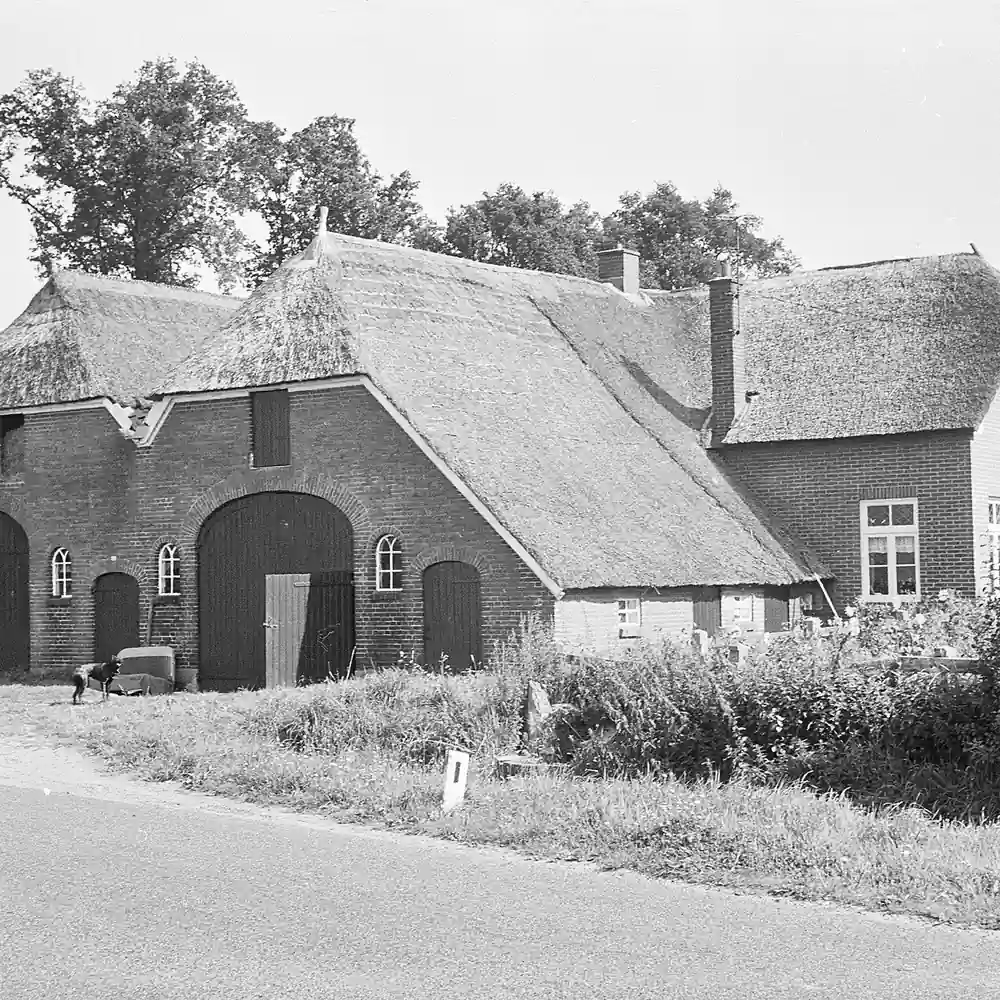 Een boerderij in Beerze op een oude foto, waar je de rijscholen in Beerze kunt vergelijken