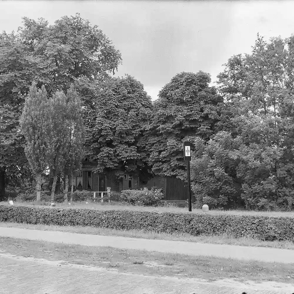 Een straat in Blokker op een oude foto, vlak bij Hoorn: alle rijscholen in Hoorn op een rij