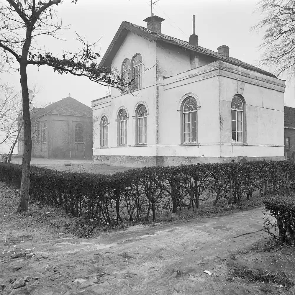De pastorie van Bovensmilde op een oude foto: vergelijk de rijscholen in Bovensmilde