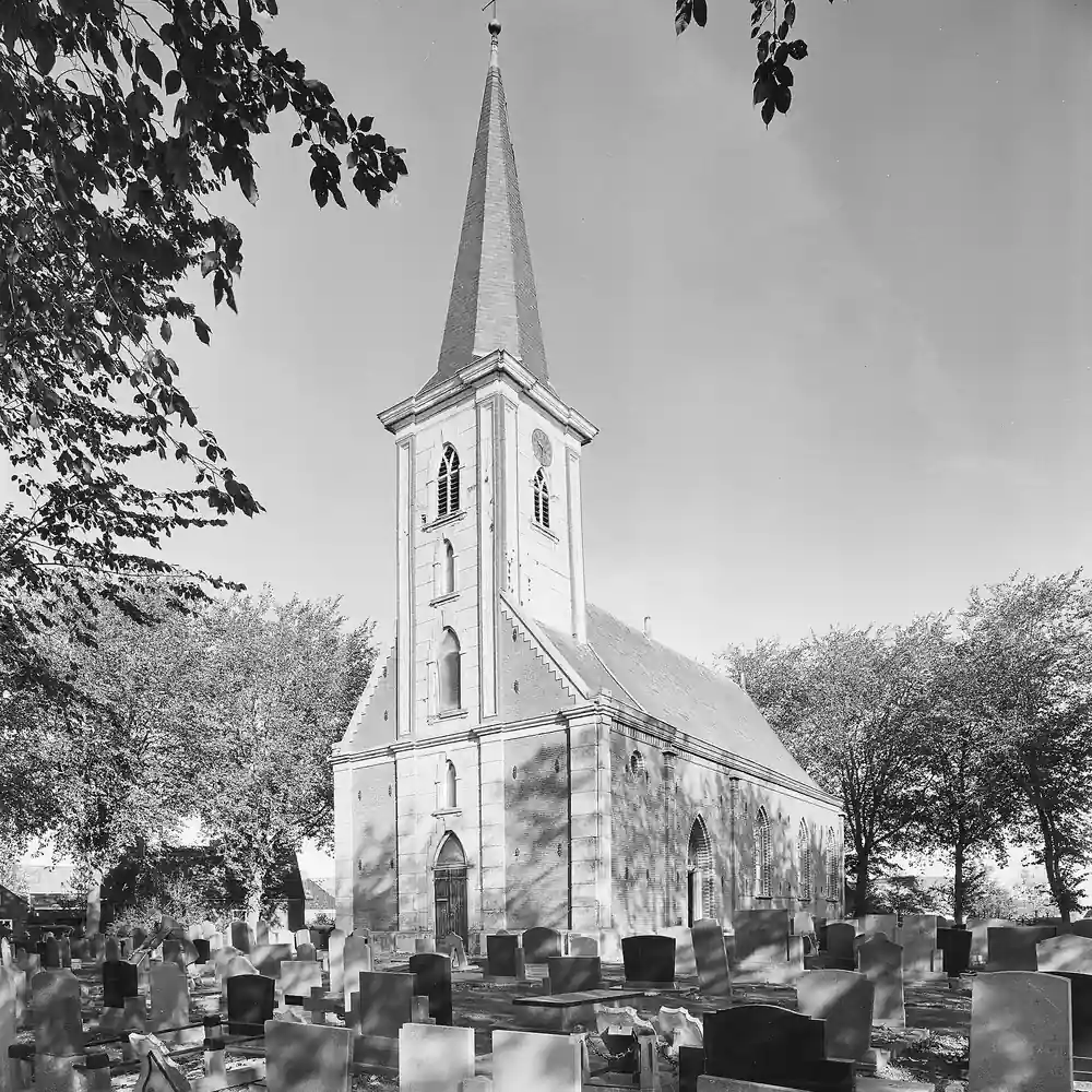De kerk van Britsum op een oude foto, waar je de rijscholen in Britsum kunt vergelijken