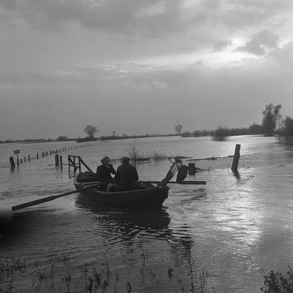 Hoogwater bij Brummen op een oude foto: vergelijk de rijscholen in Brummen