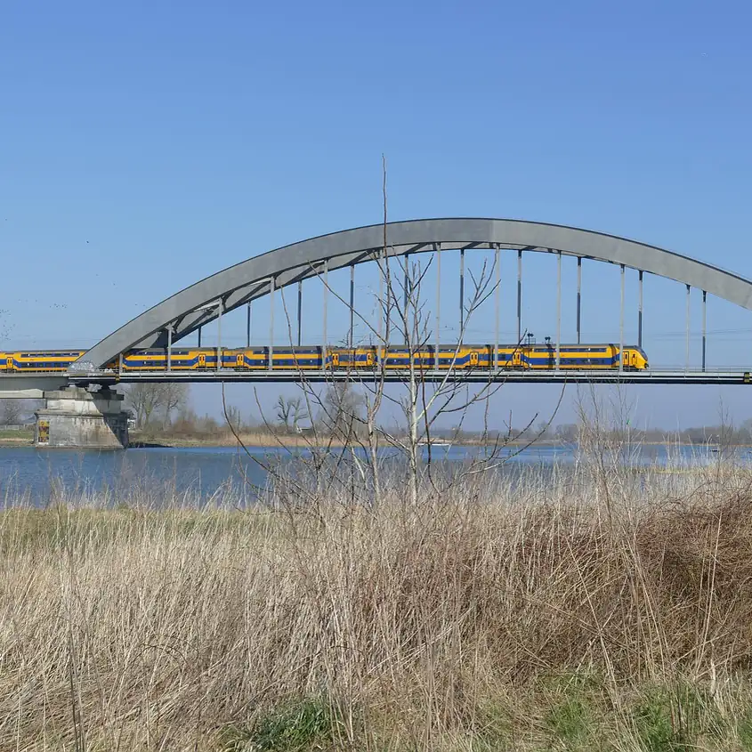 De spoorbrug over de Lek bij Culemborg: rijscholen in Culemborg vergelijken