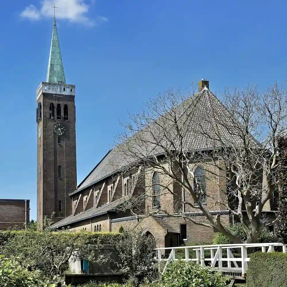 De kerk van De Goorn, waar je de rijscholen in De Goorn kunt vergelijken