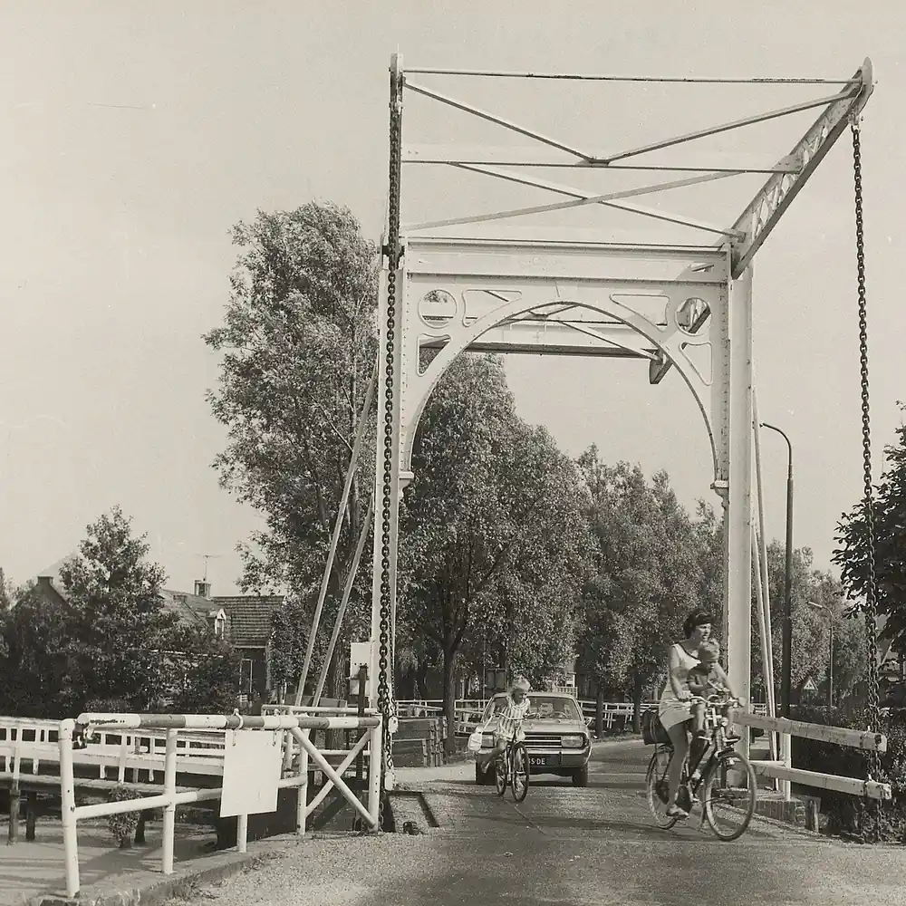 Een ophaalbrug bij De Kwakel op een oude foto, waar je de rijscholen in De Kwakel kunt vergelijken
