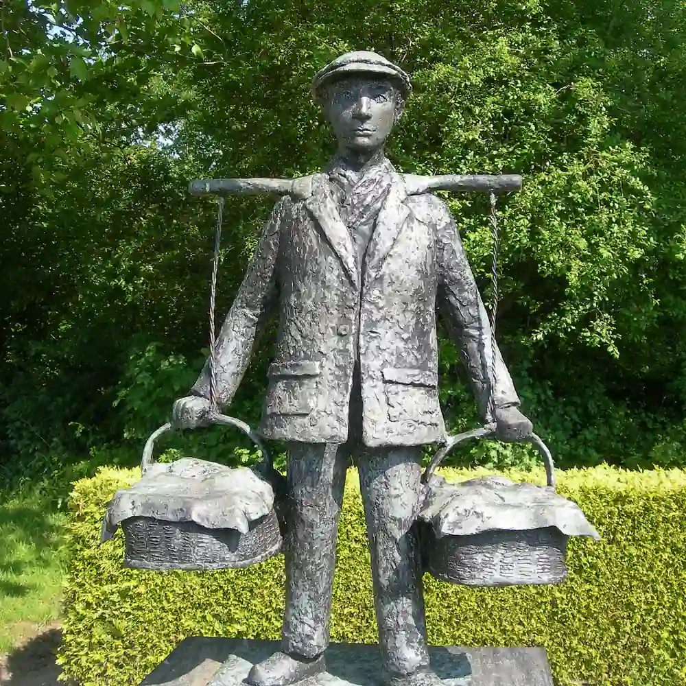 Het beeld De Keapman in De Westereen, vlak bij Broeksterwâld: alle rijscholen in Broeksterwâld op een rij