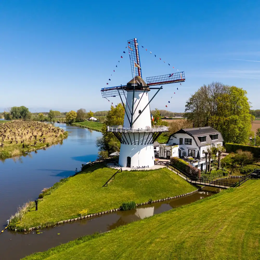 Een molen aan het water bij Deil: vergelijk de rijscholen in Deil