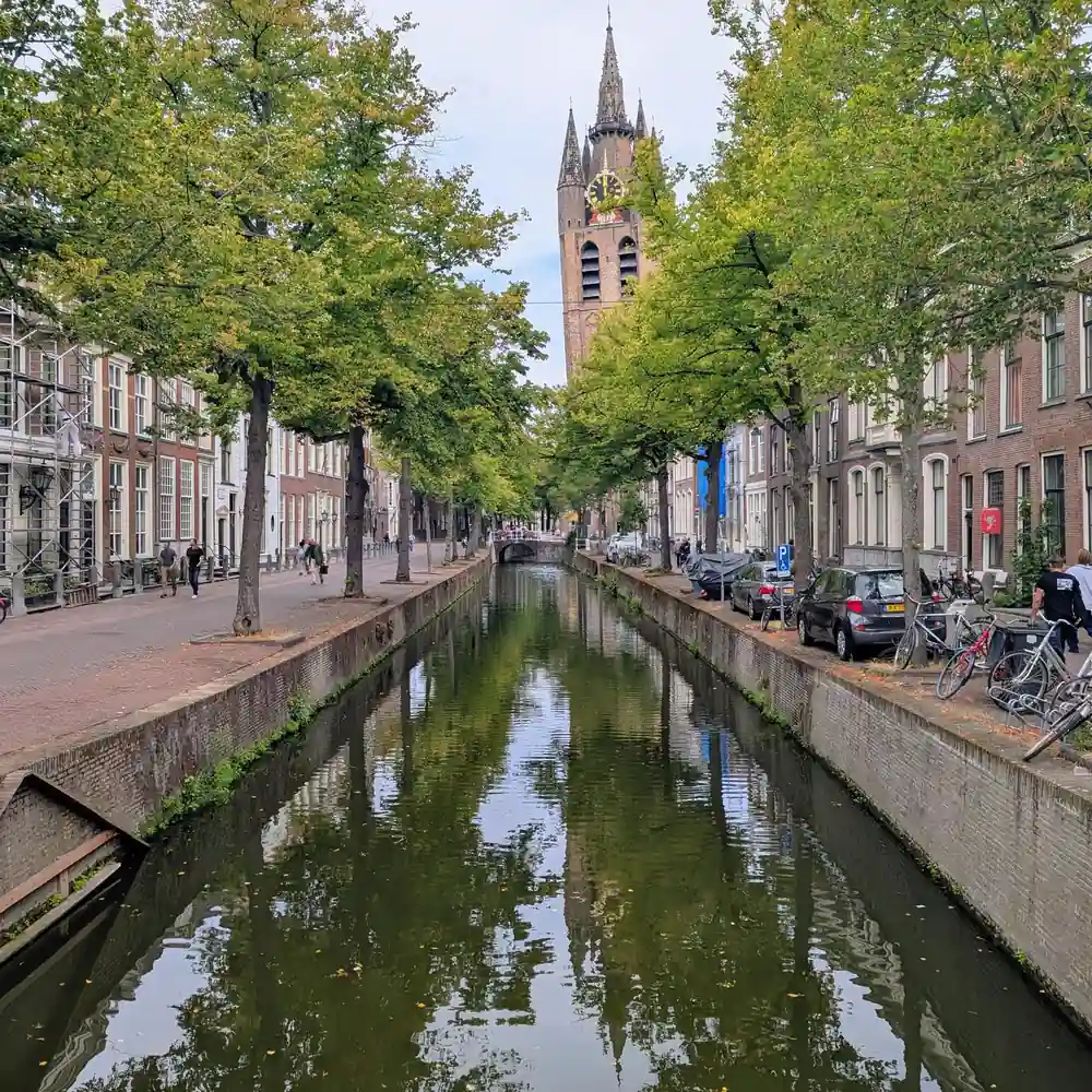 Een gracht met de Nieuwe Kerk in Delft, vlak bij Den Hoorn: alle rijscholen in Den Hoorn op een rij