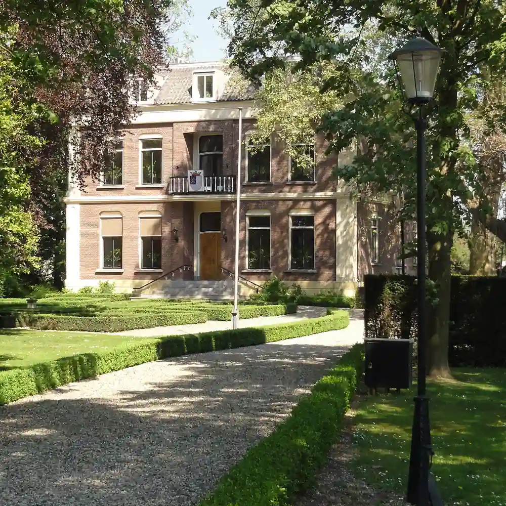 Het voormalige gemeentehuis van Dodewaard, waar je de rijscholen in Dodewaard kunt vergelijken