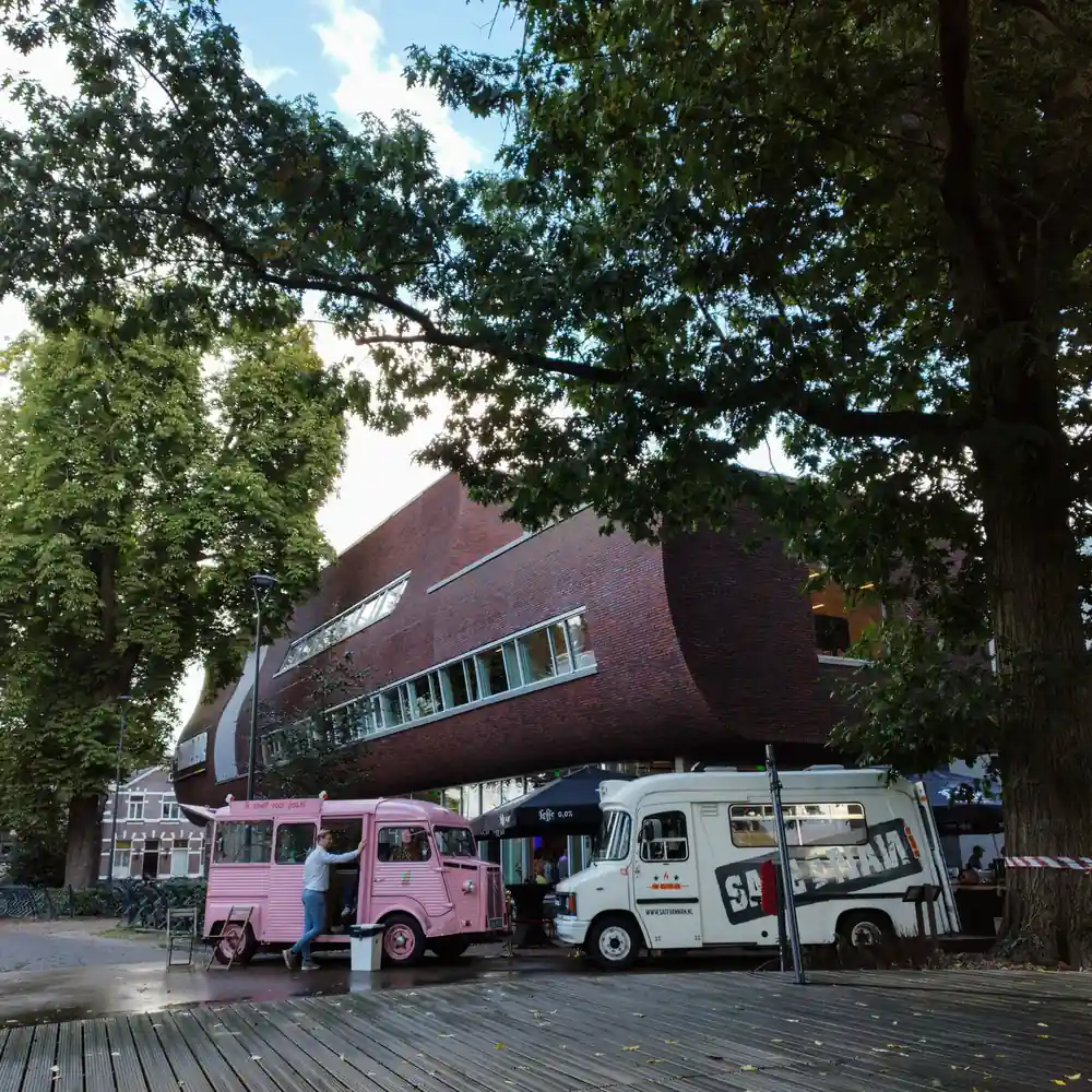Een straat in Dongen, waar je de rijscholen in Dongen kunt vergelijken