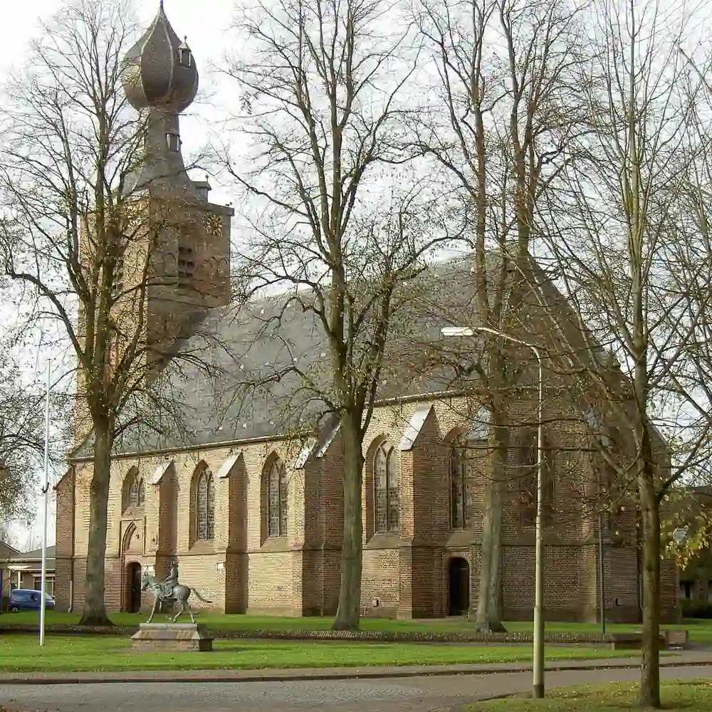 De Sint-Nicolaaskerk in Dwingeloo, waar je de rijscholen in Dwingeloo kunt vergelijken