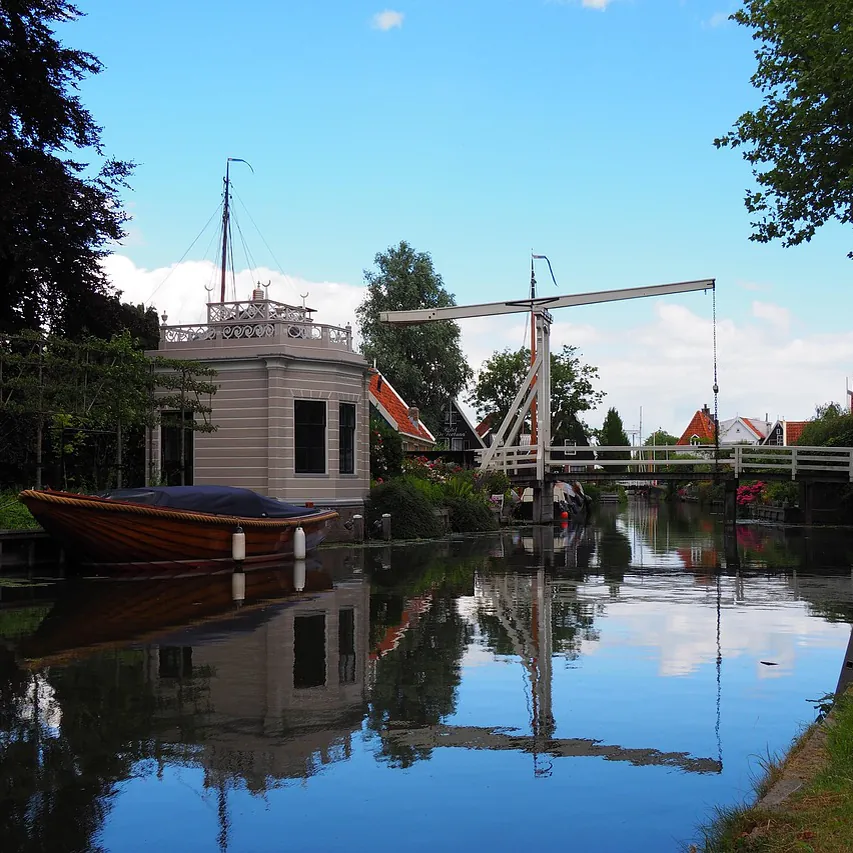 Een brug over het water in Edam: vergelijk de rijscholen in Edam