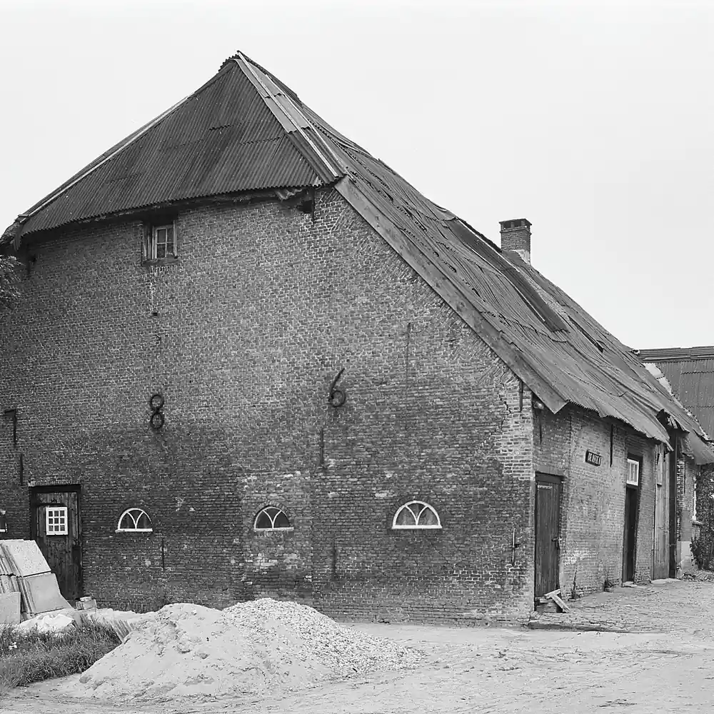 Een boerderij in Eethen op een oude foto, waar je de rijscholen in Eethen kunt vergelijken