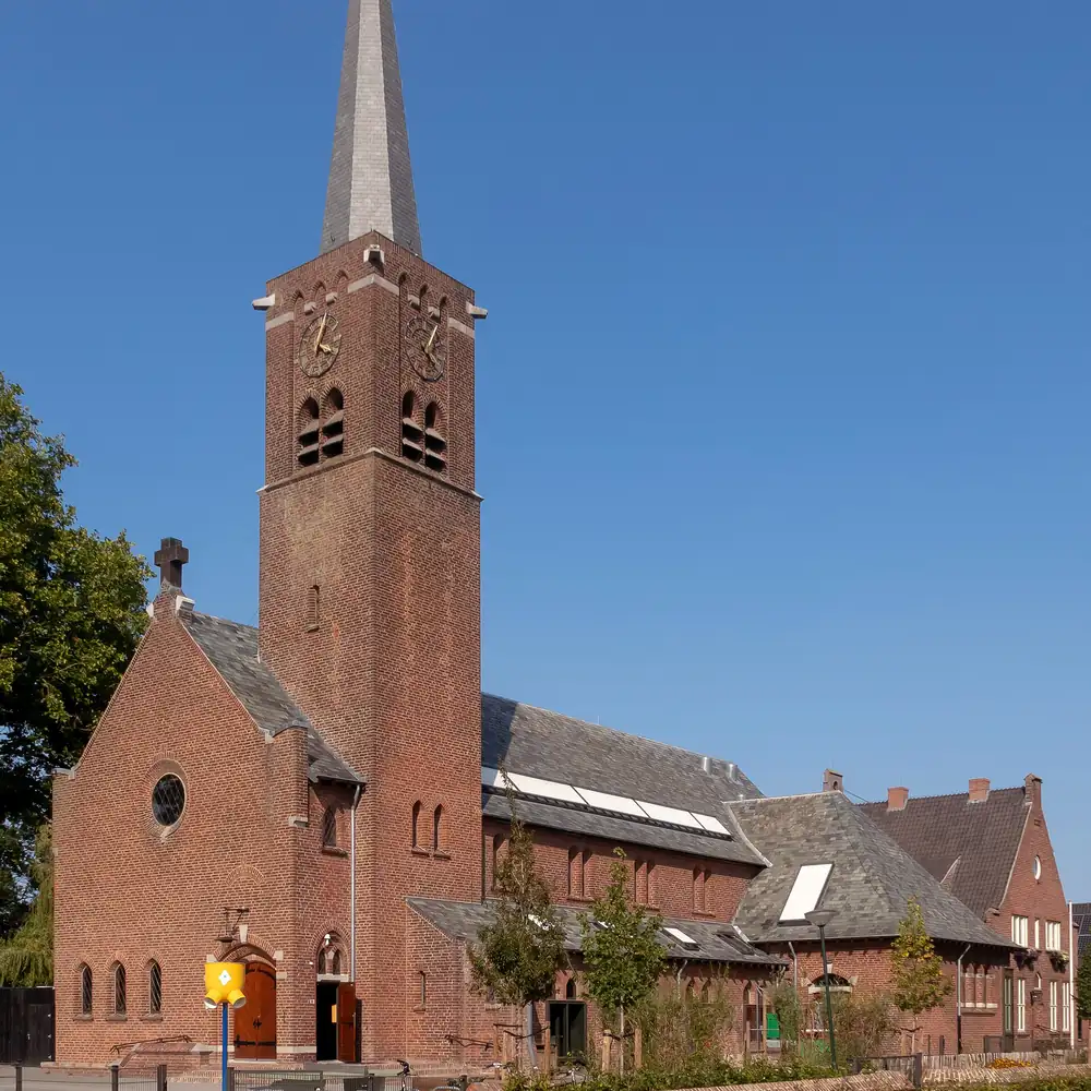De Sint-Adrianuskerk in Esbeek: alle rijscholen in Esbeek op een rij