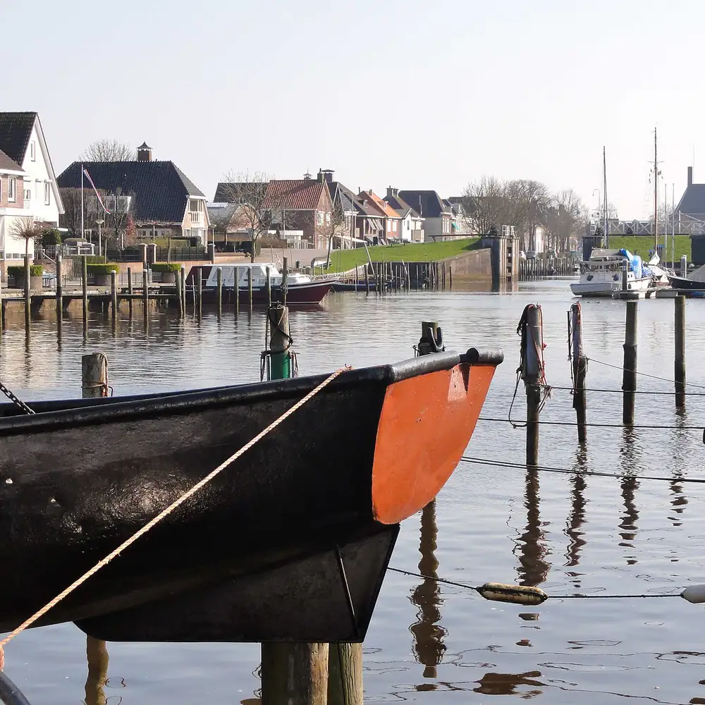 Een boot aan de steiger in de haven van Genemuiden, vlak bij Hasselt: alle rijscholen in Hasselt op een rij