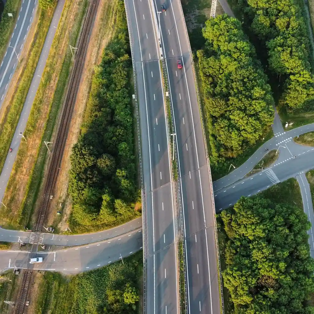 Het verkeersknooppunt bij Gorinchem van bovenaf: vergelijk de rijscholen in Gorinchem