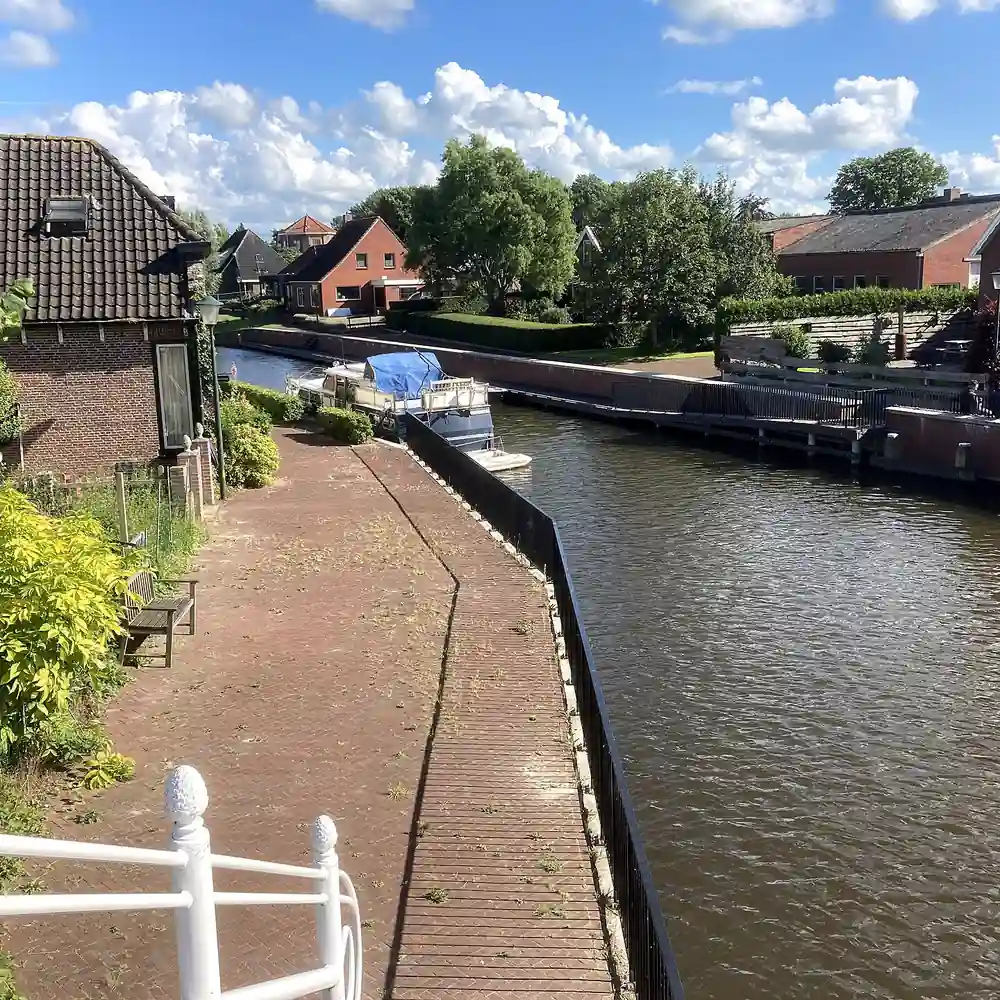 Het kanaal in Grijpskerk: rijscholen in Grijpskerk vergelijken