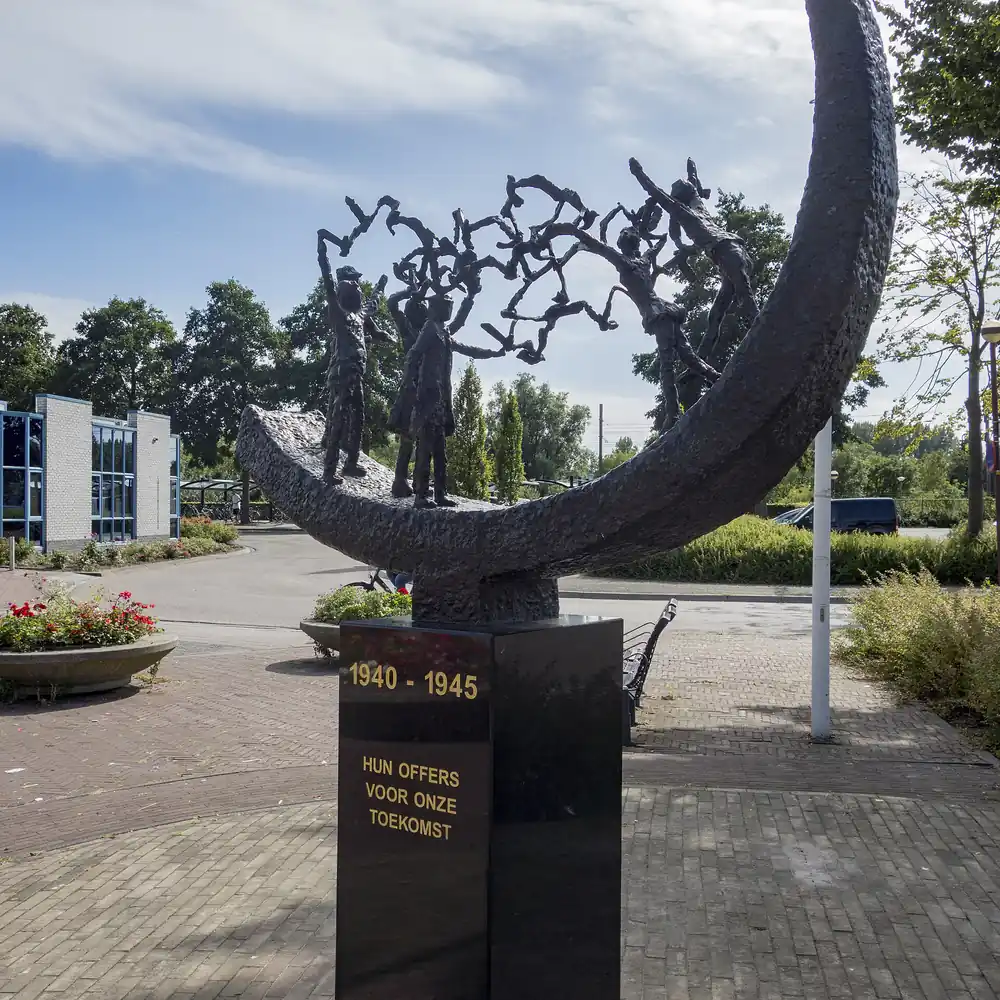 Het bevrijdingsmonument in Grootebroek, vlak bij Lutjebroek: alle rijscholen in Lutjebroek op een rij