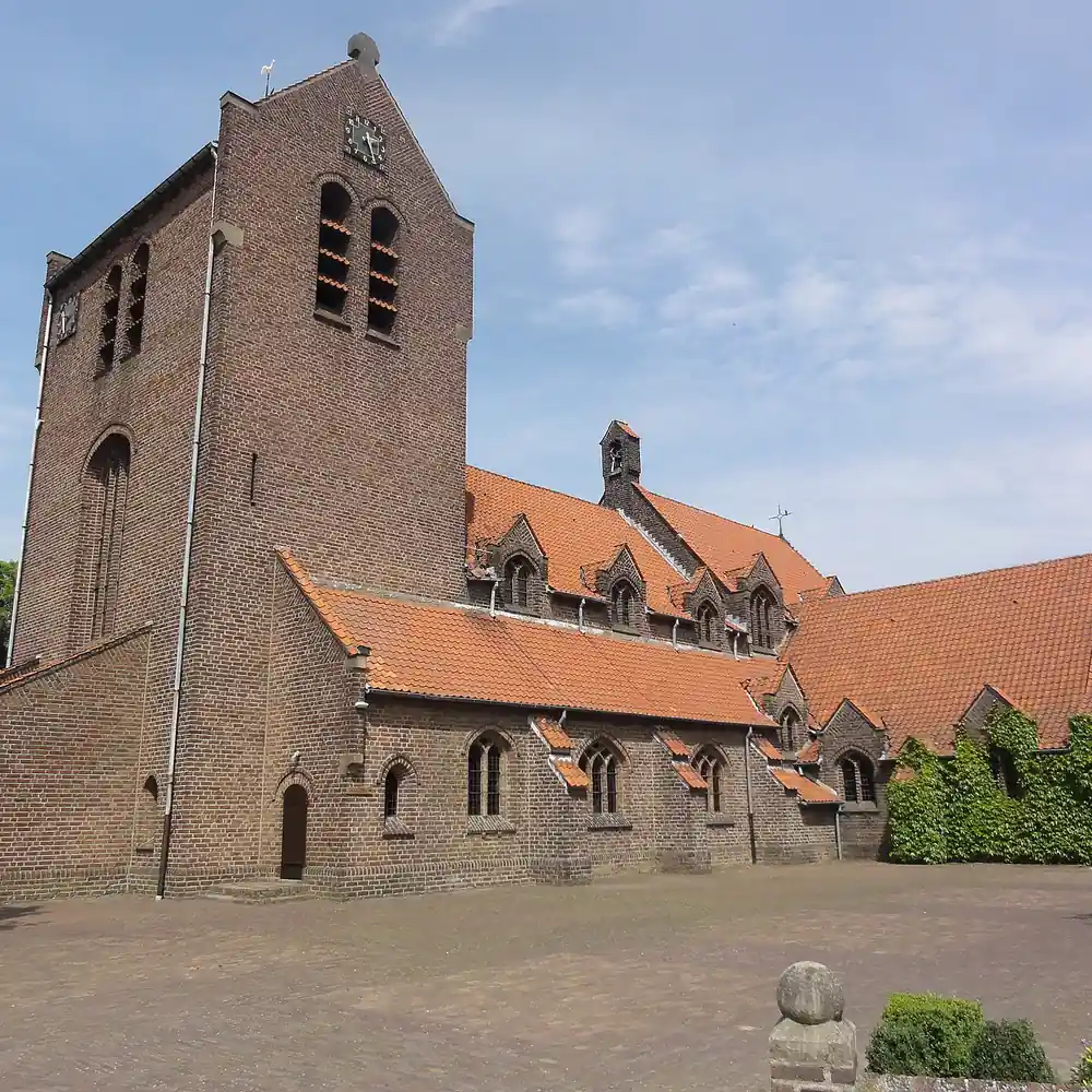 De katholieke kerk van Haalderen, waar je de rijscholen in Haalderen kunt vergelijken