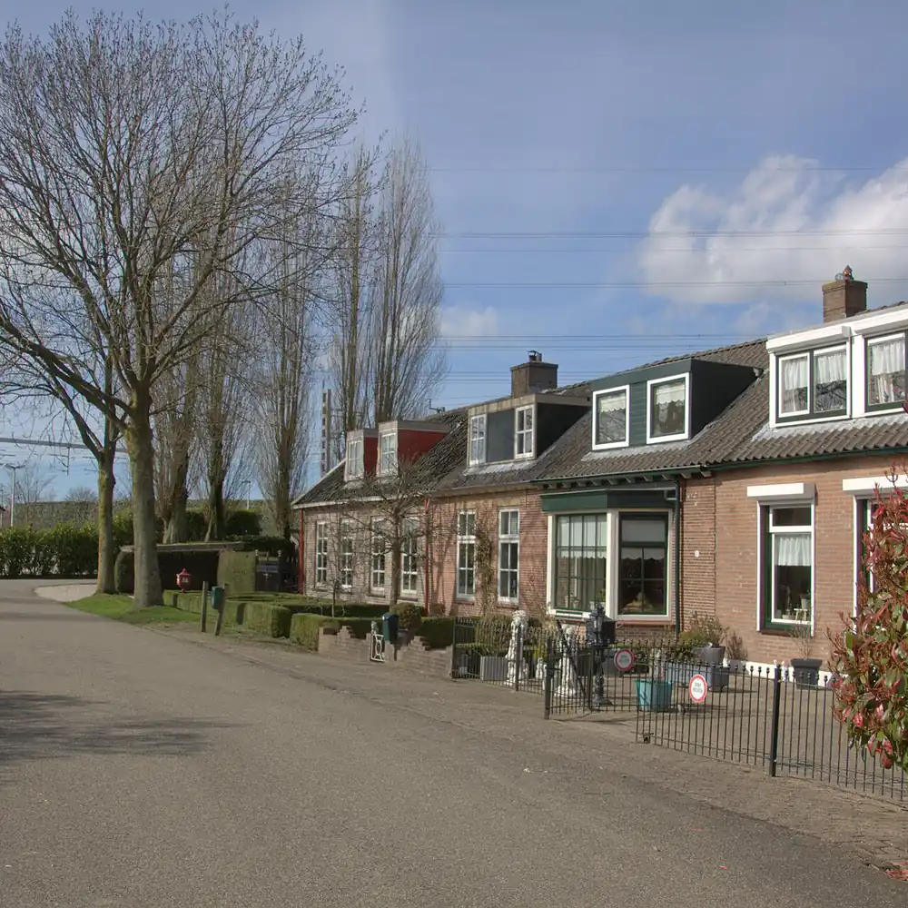Een rijtje huizen aan de Putkop in Harmelen: vergelijk de rijscholen in Harmelen