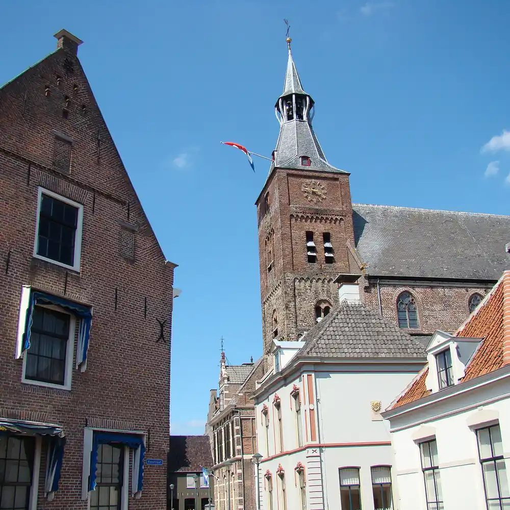 Een straat met de kerk in Hattem, waar je de rijscholen in Hattem kunt vergelijken