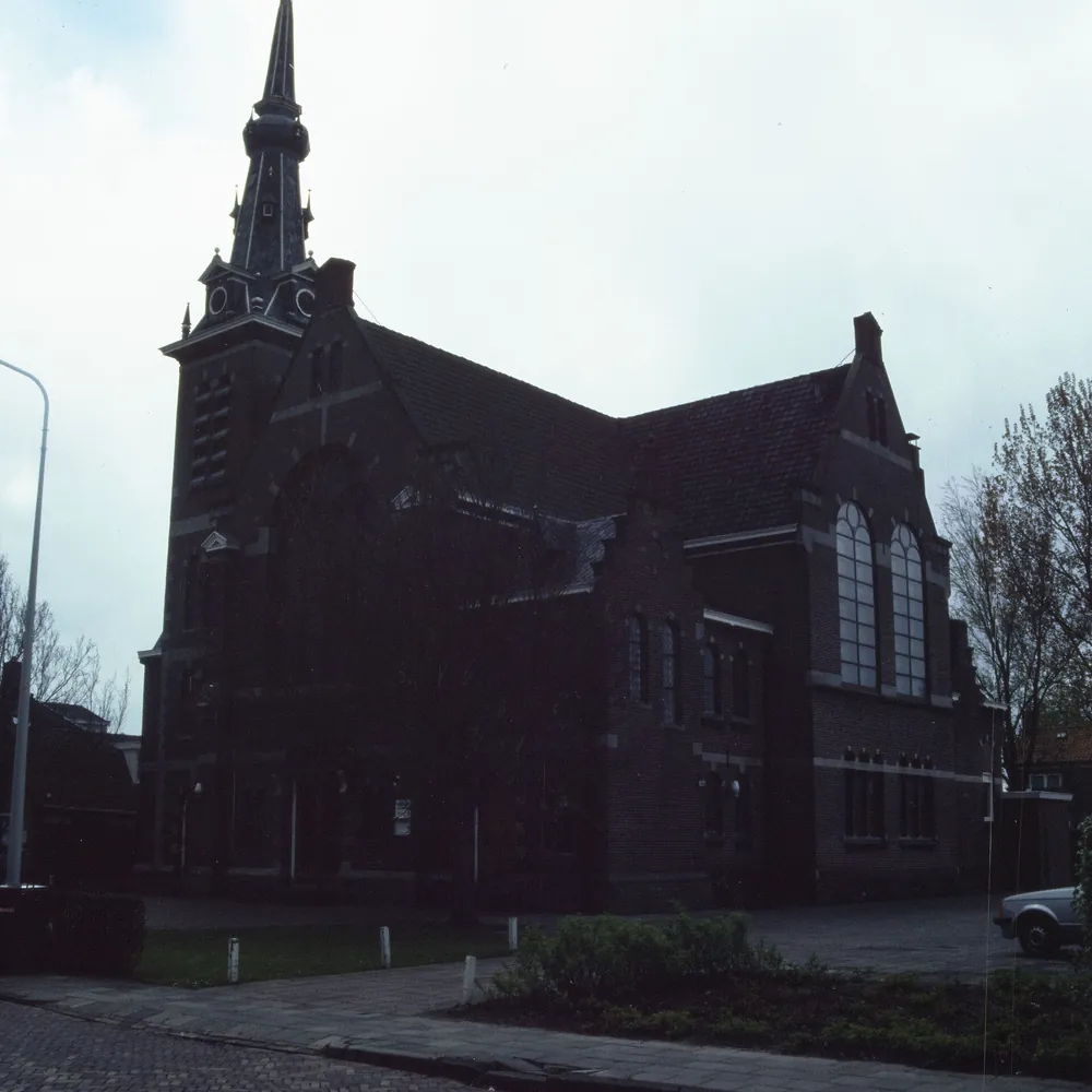 De Gereformeerde kerk van Heeg, vlak bij Oudega (Súdwest-Fryslân): alle rijscholen in Oudega (Súdwest-Fryslân) op een rij