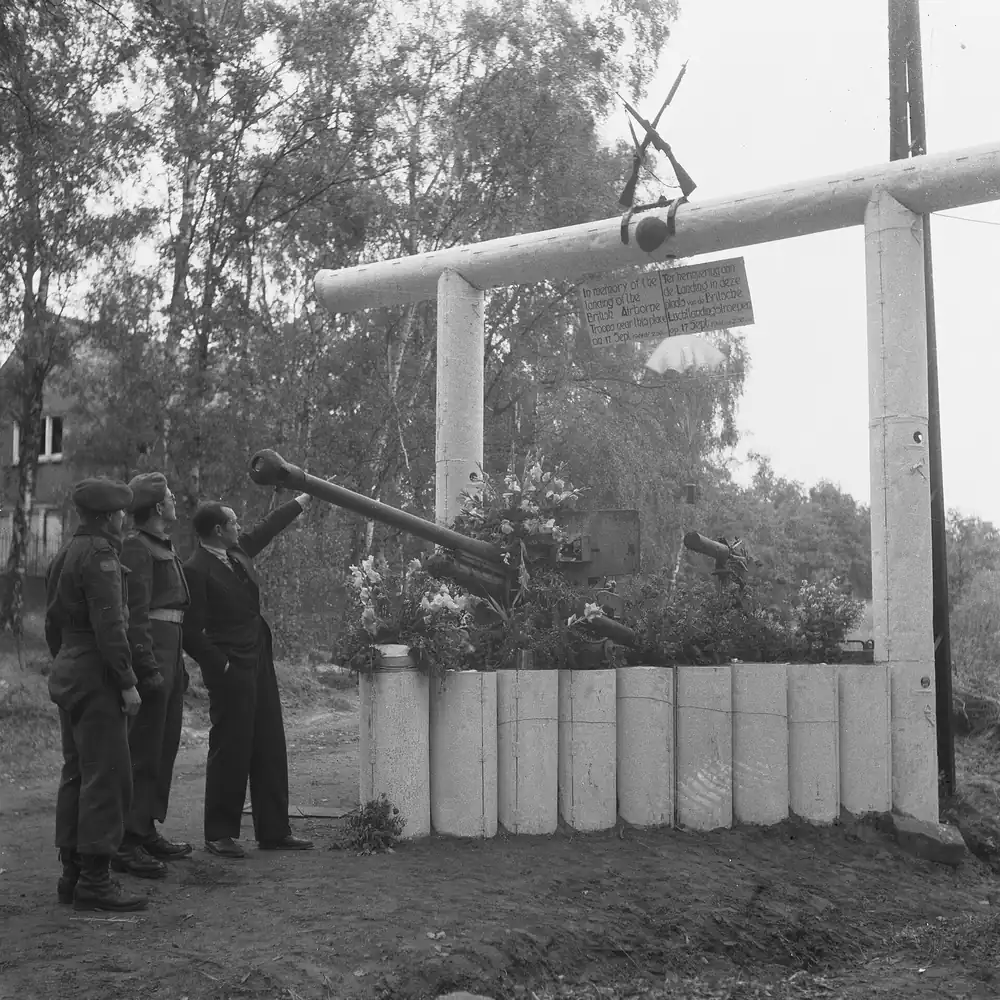 Het Airborne-monument in Heelsum op een oude foto: vergelijk de rijscholen in Heelsum