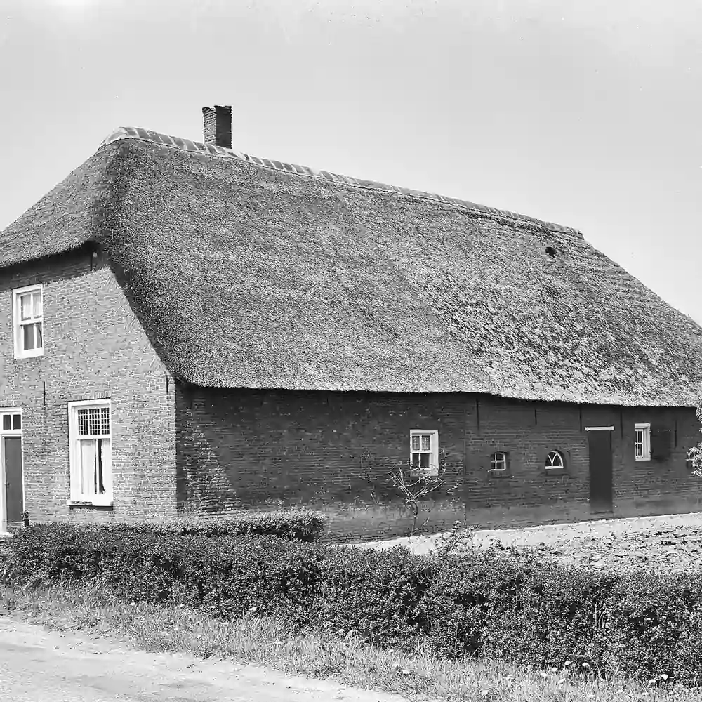 Een boerderij in Heesbeen op een oude foto: vergelijk de rijscholen in Heesbeen