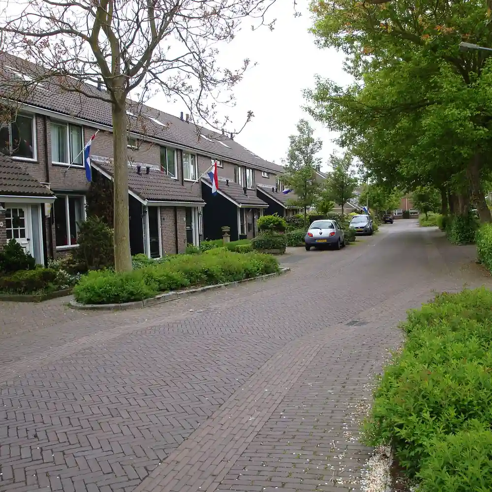 Een straat in Heiloo: rijscholen in Heiloo vergelijken