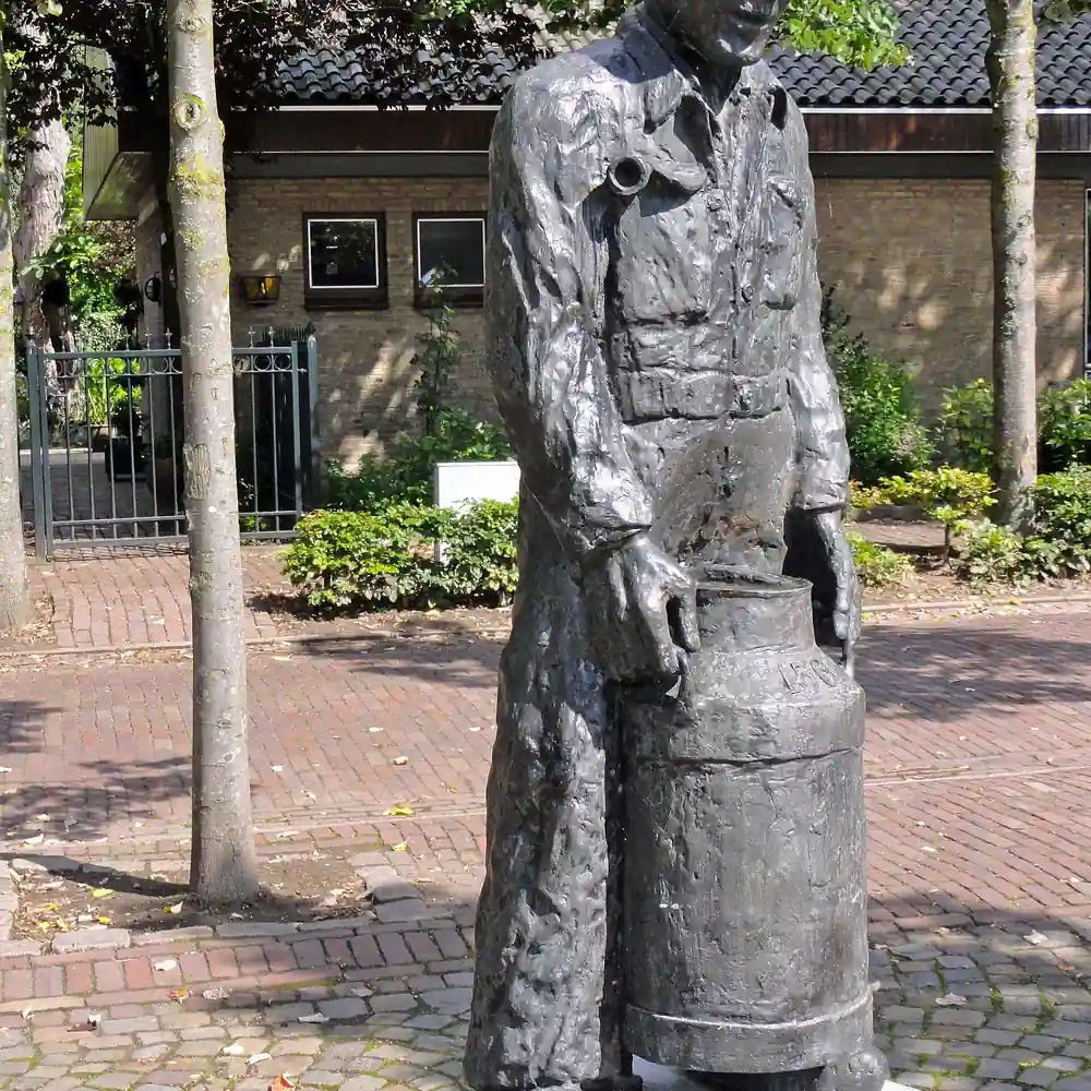 Het beeld De melkman in Hooge Mierde, waar je de rijscholen in Hooge Mierde kunt vergelijken