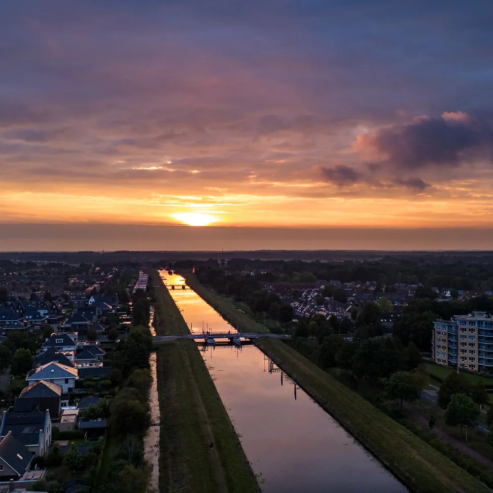 Hoogeveen van bovenaf bij zonsondergang: vergelijk de rijscholen in Hoogeveen