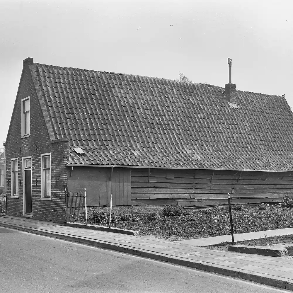 Een boerderij in Hoogkarspel op een oude foto: vergelijk de rijscholen in Hoogkarspel