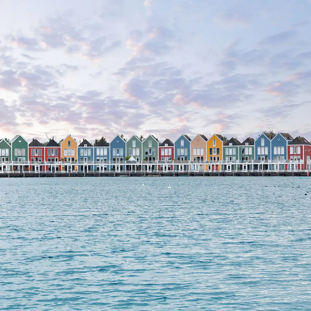 Kleurrijke huizen aan het water in Houten: alle rijscholen in Houten op een rij