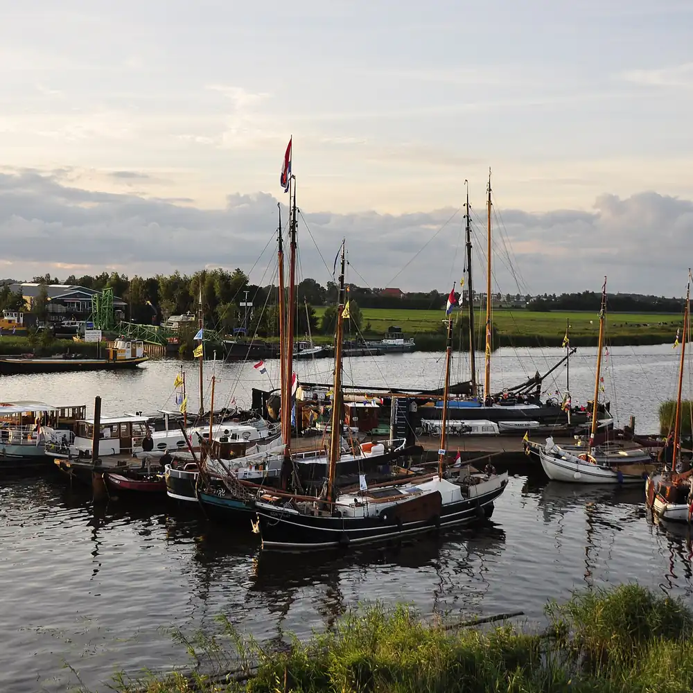 Boten in de haven van IJlst: rijscholen in IJlst vergelijken