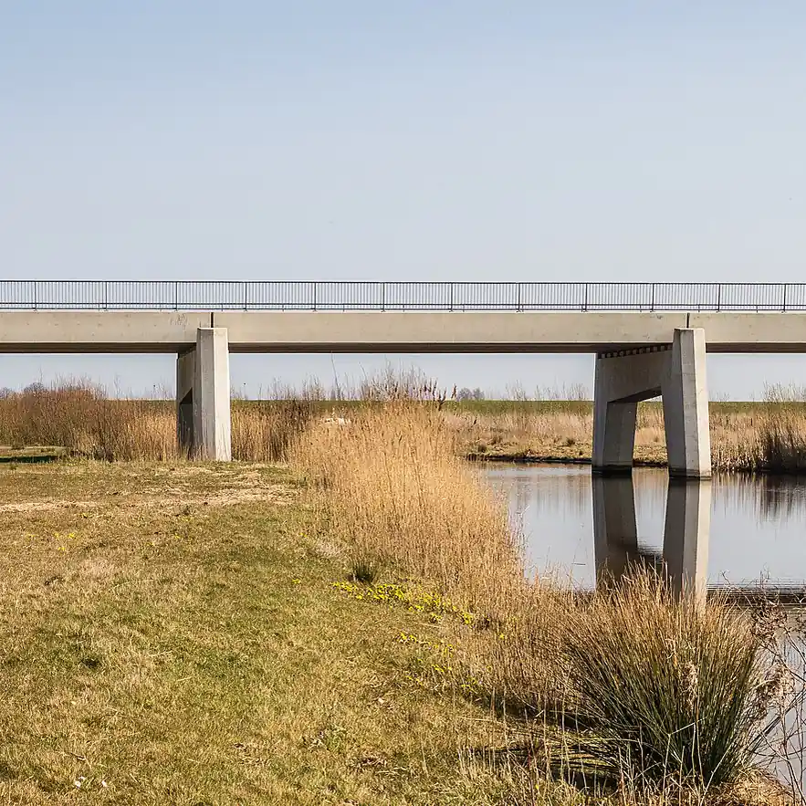 Een brug in de Kamperstraatweg bij Kamperveen: rijscholen in Kamperveen vergelijken