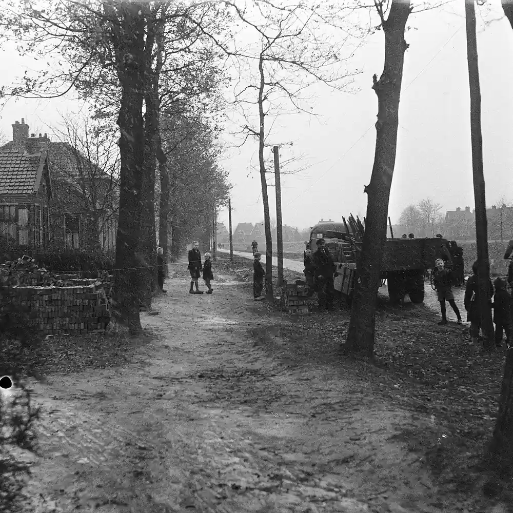 De Derkstraat in Klazienaveen op een oude foto: vergelijk de rijscholen in Klazienaveen