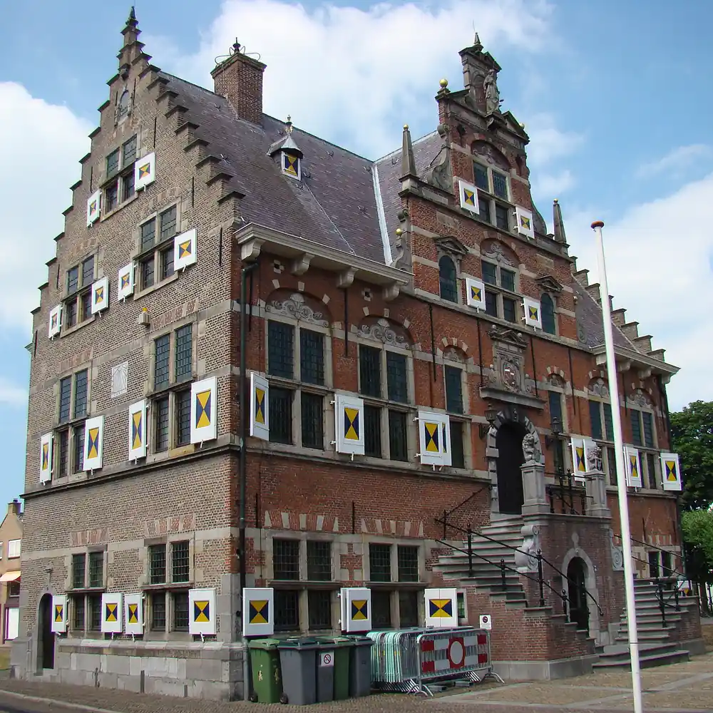 Het stadhuis van Klundert, waar je de rijscholen in Klundert kunt vergelijken