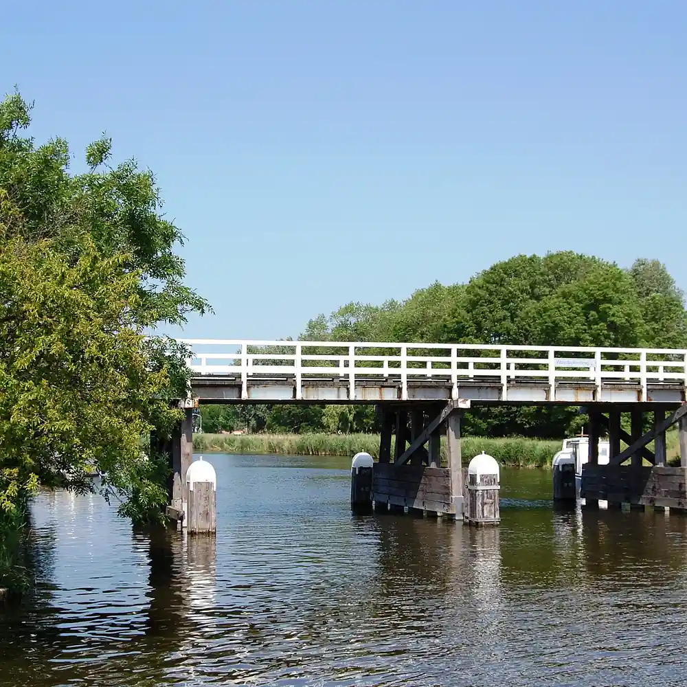 Een brug over het kanaal bij Kolhorn: rijscholen in Kolhorn vergelijken