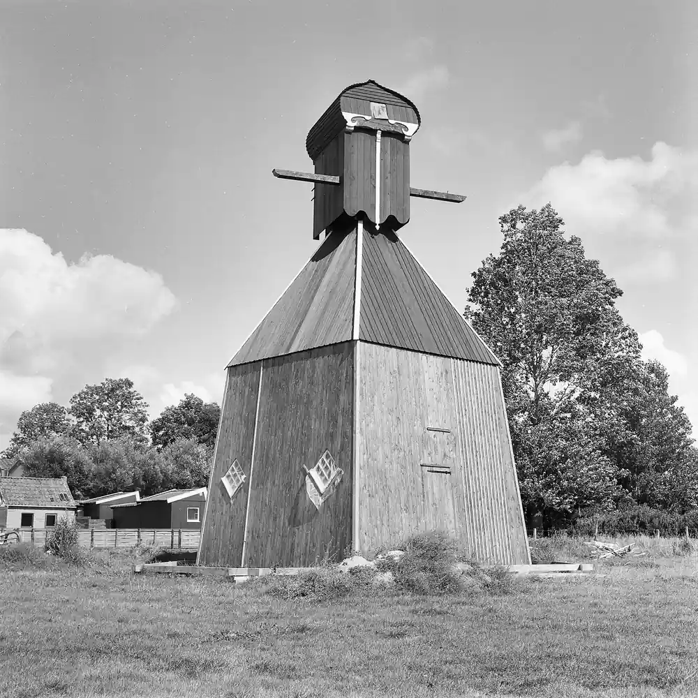 Een klokkenstoel in Koudum op een oude foto: alle rijscholen in Koudum op een rij