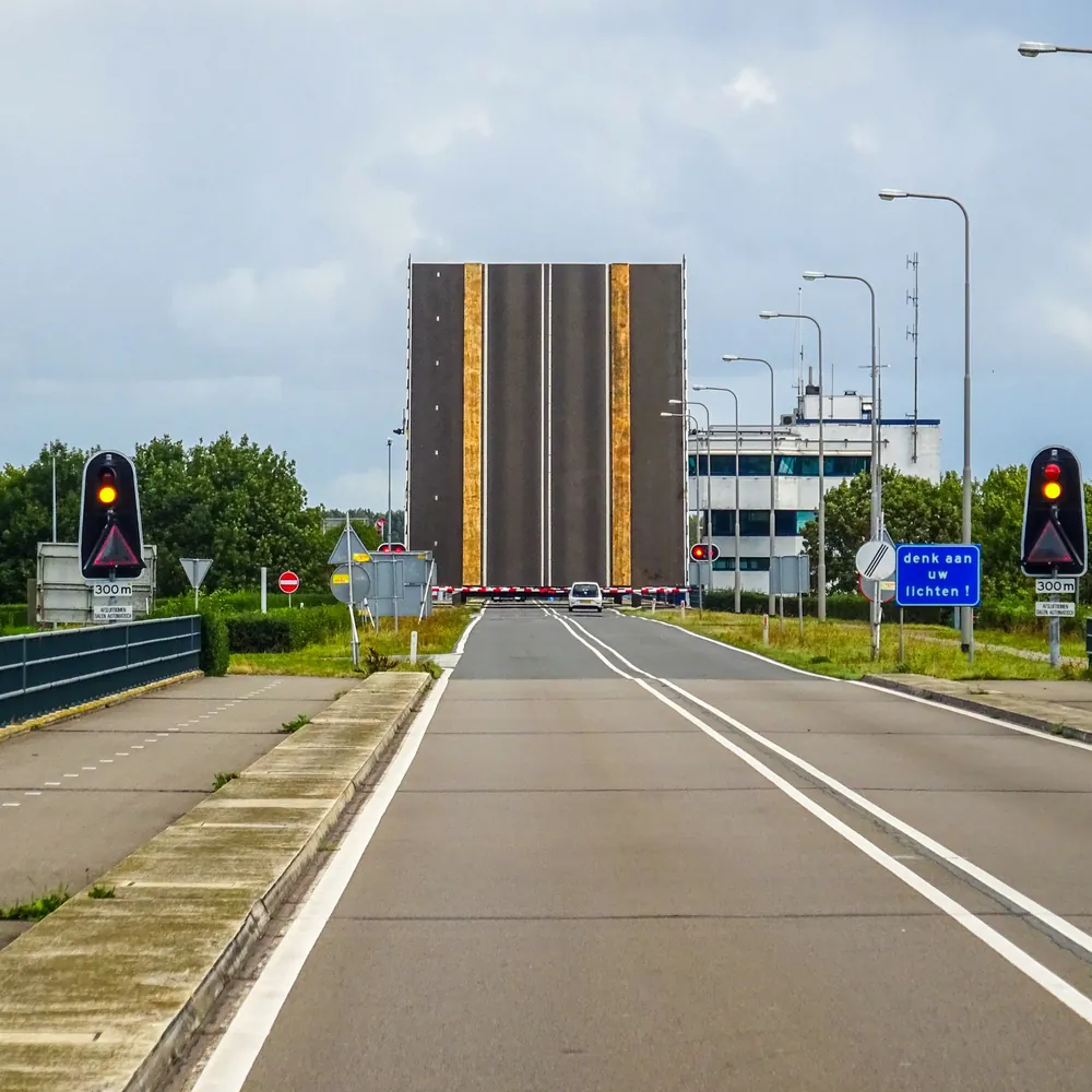 Een ophaalbrug in de weg in Lelystad, waar je de rijscholen in Lelystad kunt vergelijken