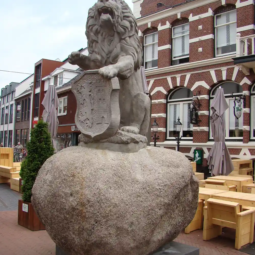 Een beeld in het centrum van Lichtenvoorde, waar je de rijscholen in Lichtenvoorde kunt vergelijken