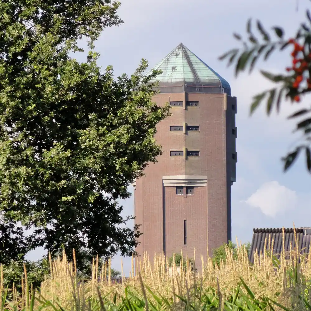 De watertoren van Lippenhuizen, waar je de rijscholen in Lippenhuizen kunt vergelijken