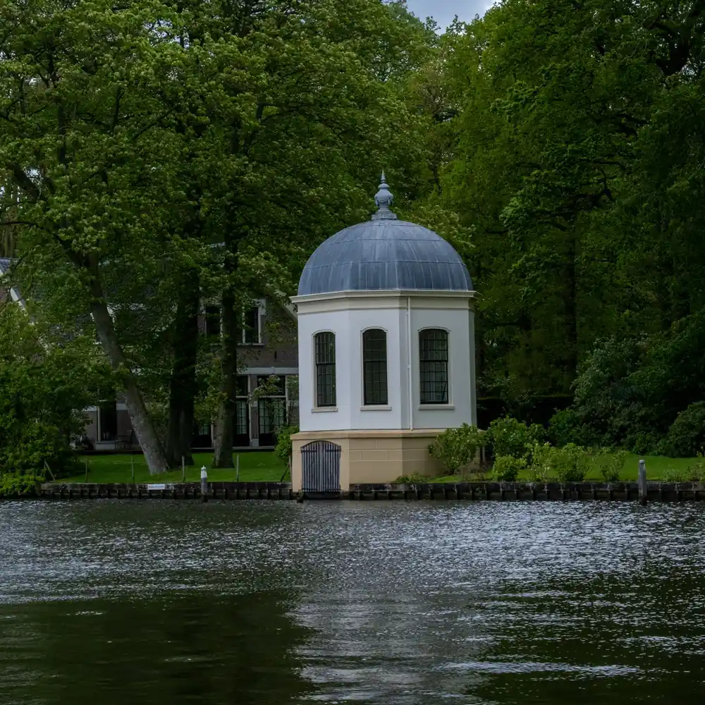 Een theekoepel aan de Vecht in Loenen aan de Vecht: vergelijk de rijscholen in Loenen aan de Vecht